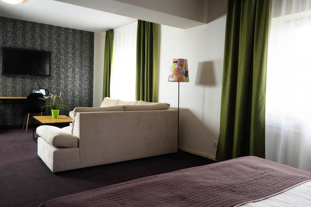 Hotel George Nadarzyn Exteriér fotografie