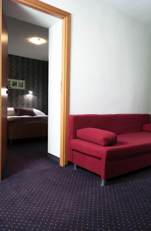 Hotel George Nadarzyn Exteriér fotografie